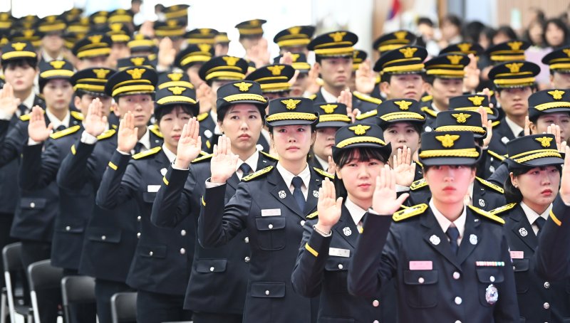 [용인=뉴시스] 김종택 기자 = 2023년 12월 경기도 용인시 남사면 경기도소방학교에서 열린 제77기 신임 메이저 바카라사이트 주사위 임용식에서 소방대원들이 선서를 하고 있다. 2023.12.28. jtk@newsis.com