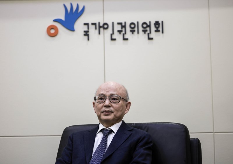 [서울=뉴시스] 정병혁 기자 = 안창호 국가온라인 바카라사이트이 13일 서울 중구 국가인권위원회를 찾은 국회 운영위원회 야당 의원들과의 면담에 앞서 자리에 앉아 있다. 2025.01.13. jhope@newsis.com