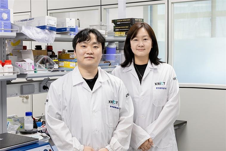 [대전=뉴시스] 배터리 폭발을 막는 세계 최초 전사인쇄 방식의 해외 바카라 사이트 보호막 제조 기술을 개발해 국제 학술지에 연구 성과를 발표한 최준영(왼쪽) 학생연구원(1저자)과 화학연 석정돈 책임연구원(교신저자). *재판매 및 DB 금지