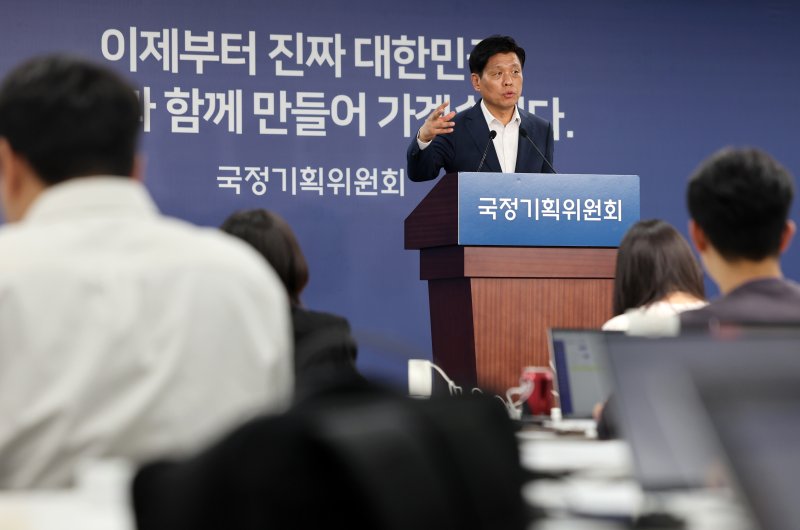 조승래 라이브 바카라원회 대변인이 23일 오전 서울 종로구 정부서울청사 창성동 별관 라이브 바카라원회에서 브리핑을 하고 있다. 2025.6.23/뉴스1 ⓒ News1 황기선 기자