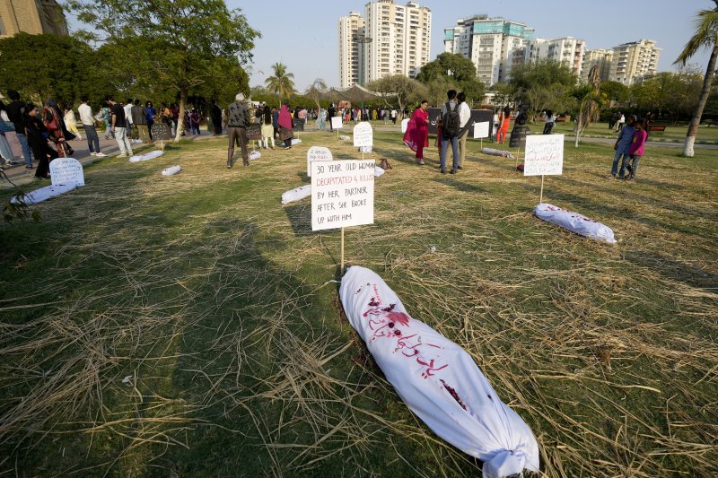 페미니스트 단체 활동가들이 지난해 3월8일 파키스탄 카라치에서 열린 국제 여성의 날 기념 집회에서 명예 살인과 가정 폭력으로 희생된 여성들의 모조 시신을 전시하고 있다. AP 뉴시스