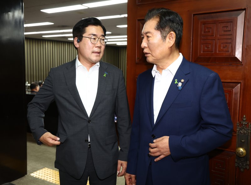 더불어민주당 당 대표 후보자인 박찬대(왼쪽)·바카라 가상 머니 사이트 의원이 3일 서울 여의도 국회에서 열린 비공개 의원총회에 참석하며 대화하고 있다. 2025.7.3/뉴스1 ⓒ News1 김민지 기자