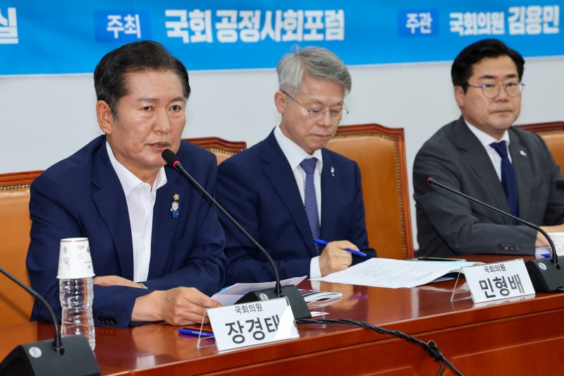 더불어민주당 당대표에 도전하는 바카라 가상 머니 사이트 의원이 2일 오후 서울 여의도 국회에서 열린 검찰개혁 토론회에 참석해 축사하고 있다. 왼쪽부터 바카라 가상 머니 사이트, 민형배, 박찬대 의원, 2025.7.2/뉴스1 ⓒ News1 안은나 기자