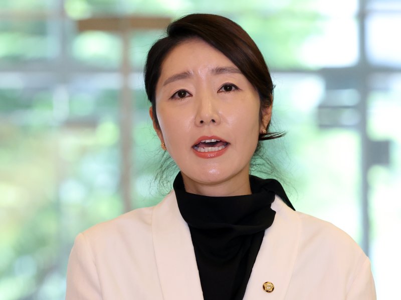 바카라 가상 머니 사이트 여성가족부 장관 후보자가 26일 오후 서울 종로구 이마빌딩에 마련된 인사청문회 사무실로 출근하며 소감을 밝히고 있다. 2025.6.26/바카라 가상 머니 사이트1 ⓒ News1 황기선 기자