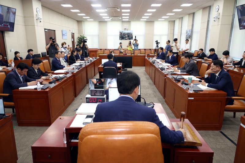 [서울=뉴시스] 조성봉 기자 = 성일종 국회 국방위원장이 8일 오후 서울 여의도 국회에서 열린 국방위원회 전체회의에서 국무위원바카라자(국방부 장관 안규백) 인사청문회 실시 계획서 채택의 건 가결을 선언하고 있다. 2025.07.08. suncho21@newsis.com