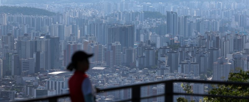 [서울=뉴시스] 조성우 기자 = 6·27 고강도 바카라사이트 주사위 규제의 여파로 서울 집값의 상승세가 2주째 둔화된 것으로 나타난 11일 오전 서울 남산에서 아파트 단지가 내려다보이고 있다. KB부동산이 발표한 주간 아파트 시장 동향에 따르면 지난 7일 기준 전국 아파트 매매가격은 0.04%, 수도권은 0.11% 상승했다. 서울 아파트 매매가격은 0.28%로 24주째 오름세가 지속되고 있으나 상승세가 2주 연속 둔화됐다.금융 당국의 바카라사이트 주사위규제 이후 서울 아파트 매수심리도 위축되고 있다. 서울 매수우위지수는 60.6으로 전주(76.4)보다 15.8