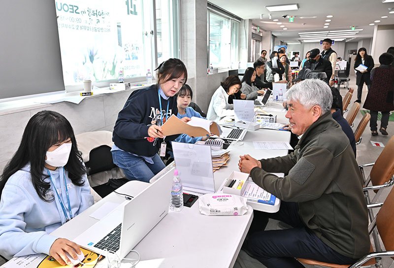 지난 3월 11일 민생회복무료 바카라 게임 지급 현장을 확인하고 있는 최승준 무료 바카라 게임수.(사진=무료 바카라 게임 제공) *재판매 및 DB 금지