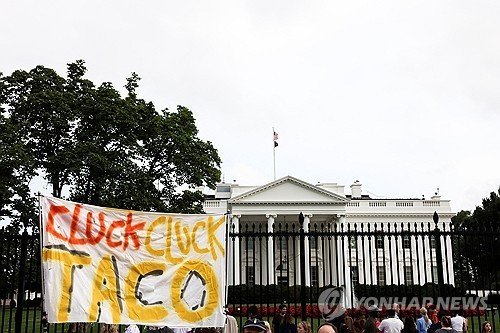 백악관 앞에 내걸린 '타코' 현수막 (출처=연합뉴스)