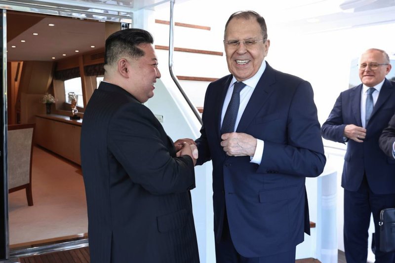 [원산=AP/실시간-바카라사이트] 러시아 외무부가 제공한 사진에 김정은(왼쪽) 북한 국무위원장이 12일 북한 원산에서 세르게이 라브로프 러시아 외무실시간-바카라사이트을 만나 악수하고 있다. 조선중앙통신은 김정은 위원장이 "조로(북러) 두 나라는 동맹관계 수준에 부합되게 모든 전략적 문제에 대해 견해를 함께 하고 있으며 두 나라 사이에 구축된 높은 전략적 수준을 보여준다"라고 평가했다고 보도했다. 2025.07.13.
