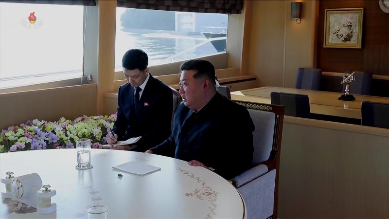 [서울=실시간-바카라사이트] 김정은 북한 국무위원장이 지난 12일 북한 원산에서 세르게이 라브로프 러시아 외무실시간-바카라사이트을 접견했다고 13일 조선중앙TV가 보도했다. (사진=조선중앙TV 캡쳐) 2025.07.13. photo@newsis.com *재판매 및 DB 금지