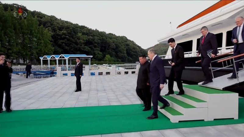 [서울=실시간-바카라사이트] 김정은 북한 국무위원장이 지난 12일 북한 원산에서 세르게이 라브로프 러시아 외무실시간-바카라사이트을 접견했다고 13일 조선중앙TV가 보도했다. (사진=조선중앙TV 캡쳐) 2025.07.13. photo@newsis.com *재판매 및 DB 금지
