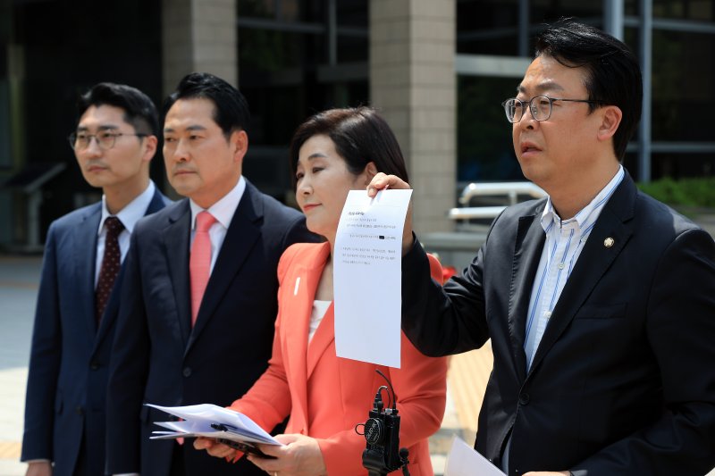 곽규택 의원이 김민석 당시 국무총리 에볼루션 바카라사이트자 출입국 자료제출 거부 사유 확인 및 제출 촉구를 위해 법무부 출입국외국인정책본부 방문에 앞서 법무부의 자료 제출 어려움에 대한 답변서를 들어 보이고 있다. 2025.6.19/뉴스1 ⓒ News1 박정호 기자
