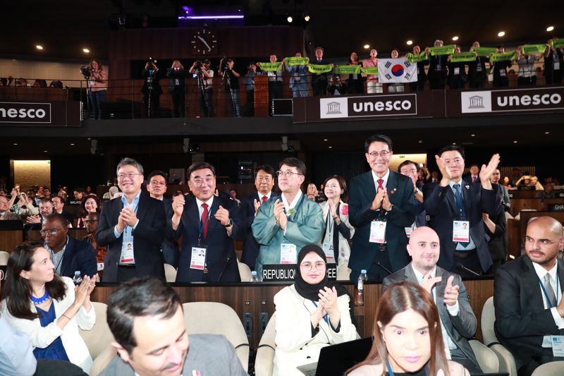 지난 12일 프랑스 파리에서 열린 제47차 세계유산위원회에서 바카라 카드카운팅 '바카라 카드카운팅 암각화'가 유네스코 세계유산으로 등재가 결정된 순간 김두겸 울산시장, 이순걸 울주군수, 최응천 국가유산청장 등이 자리에서 일어나 박수 치며 기뻐하고 있다. 울산시 제공