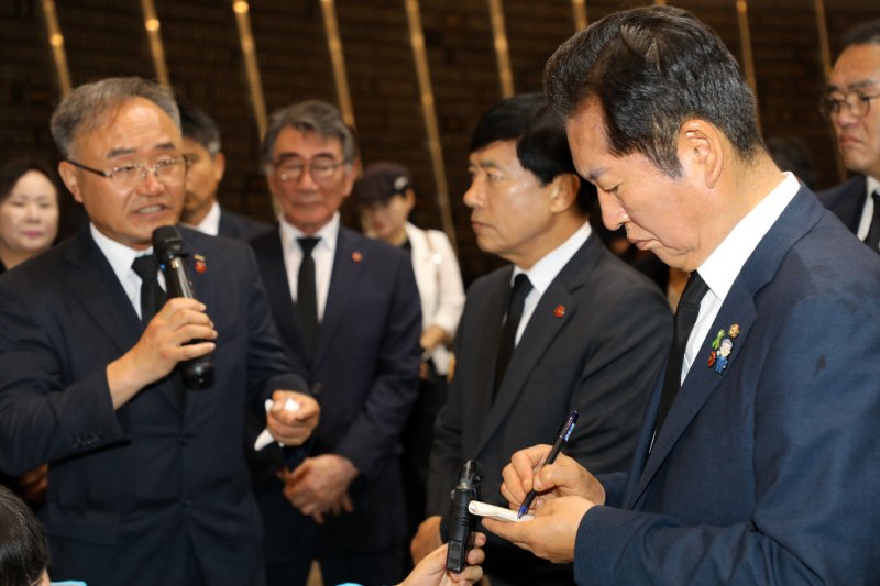 더불어민주당 대표 선거에 출마한 바카라 게임 의원이 13일 오전 제주시 봉개동 제주4·3평화공원 위패봉안실에서 김창범 제주4·3희생자유족회장의 발언을 메모하고 있다. 2025.7.13/바카라 게임1 ⓒ News1 오미란 기자