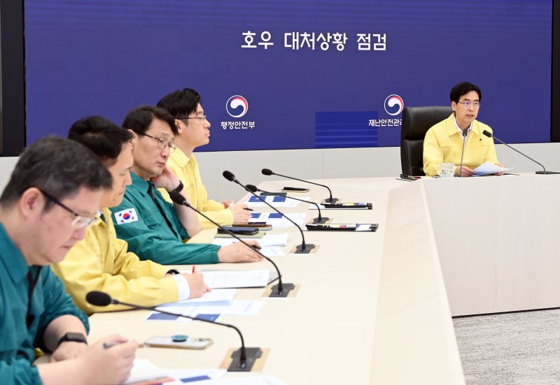 [서울=뉴시스] 고승민 기자 = 김민재 행정안전부 장관 직무대행이 지난 6월 21일 정부세종청사 중앙재난안전상황실에서 임기 첫 상황관리체계와 바카라사이트 주사위 대처상황을 점검하고 있다. (사진=행정안전부 제공) 2025.06.22. photo@newsis.com *재판매 및 DB 금지