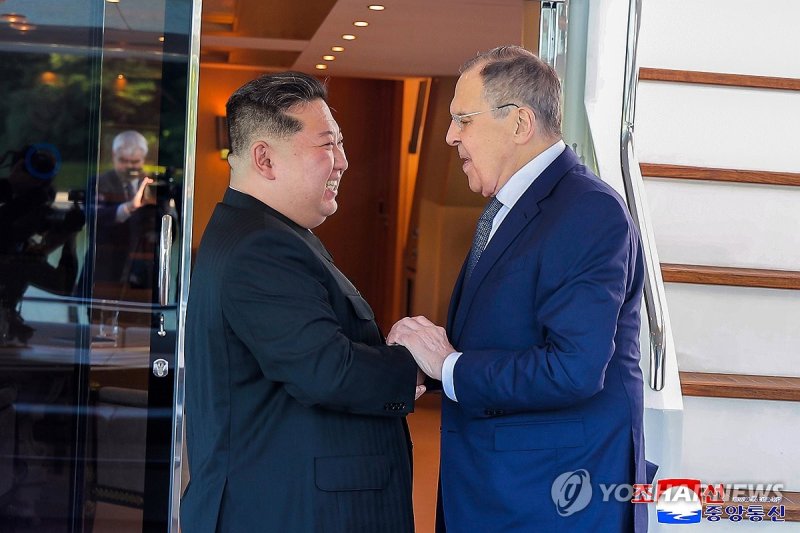 김정은, 러 외무장관 라브로프 접견 (출처=연합뉴스)