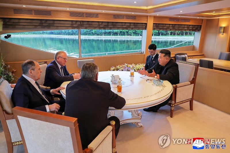김정은, 러 외무장관 라브로프 접견 (출처=연합뉴스)