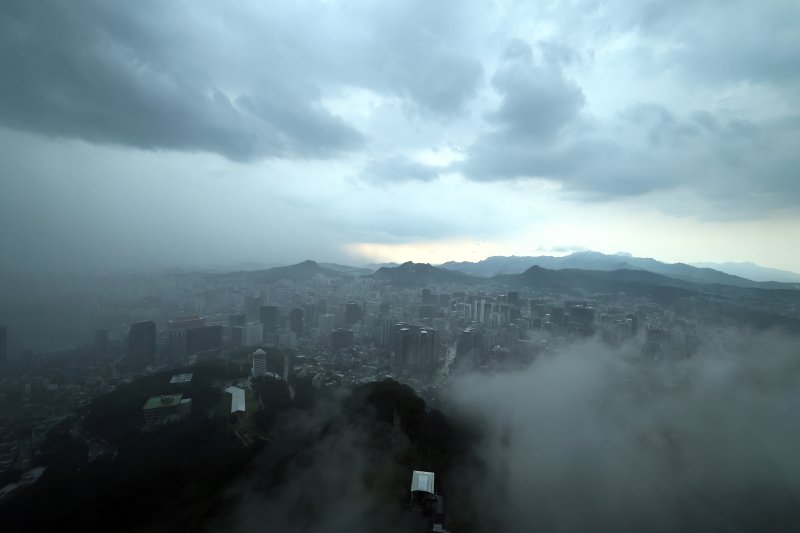 8일 오후 남산 서울타워 전망대에서 바라본 서울 도심 일부 지역에 국지성바카라사이트 카지노판가 내리고 있다. 2025.7.8/바카라사이트 카지노판1 ⓒ News1 구윤성 기자