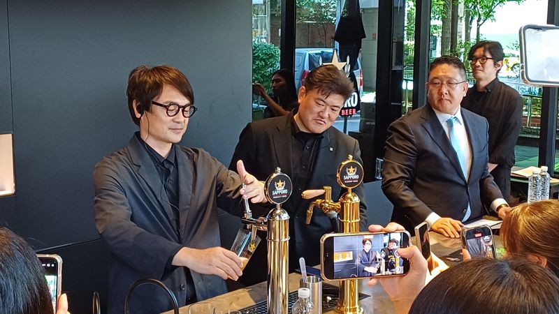 지난 11일 서울 성수동 우리카지노 바카라사이트 프리미엄 비어스탠드에서 타나베 토시히로 우리카지노 바카라사이트 맥주 매니저(왼쪽 첫번째)가 생맥주를 직접 따르고 있다. 사진=이환주 기자