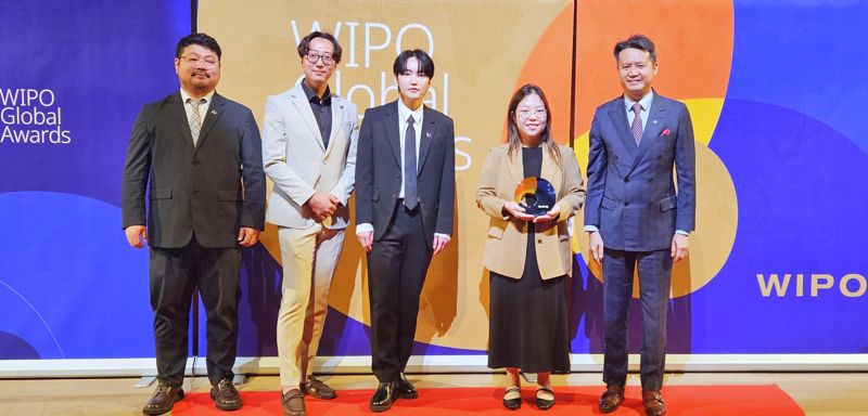 한국의 바카라사이트 소개 스타트업인 바카라사이트 소개 윤주원 대표(오른쪽 두번째)가 지난 11일 스위스 제네바 세계지식재산기구(WIPO)본부에서 열린 글로벌어워즈 시상식에서 본상을 수상한 뒤 포즈를 취하고 있다.