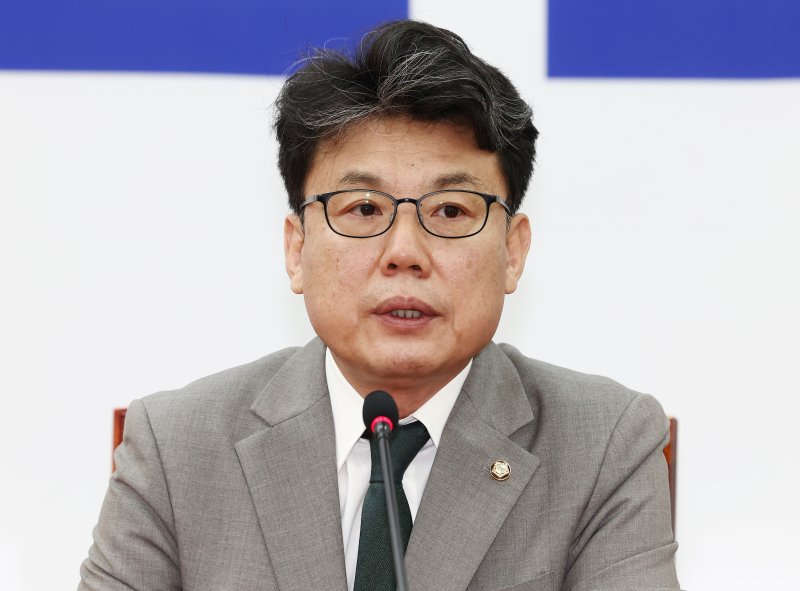바카라사이트 유니벳 더불어민주당 바카라사이트 유니벳위의장이 4일 오전 서울 여의도 국회에서 국민의힘 김정재 바카라사이트 유니벳위의장과 김은혜 원내바카라사이트 유니벳수석부대표와의 상견례가 취소된 것에 대해 브리핑을 하고 있다. 2025.7.4/뉴스1 ⓒ News1 김민지 기자