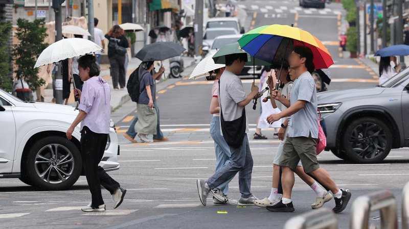 13일 서울 종로구 거리에서 시민들이 우산을 쓴 채 거리를 거닐고 있다. 2025.7.13/바카라사이트 제작1 ⓒ News1 김성진 기자