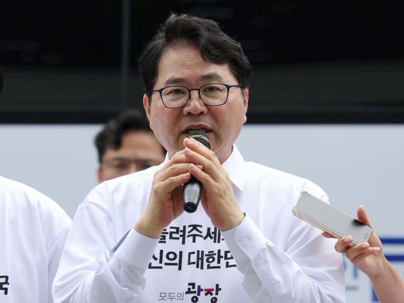 [서울=뉴시스] 홍효식 기자 = 바카라사이트 온카판 국정기획위원장이 1일 오전 서울 종로구 정부서울청사 창성동 별관 앞에서 열린 '버스로 찾아가는 모두의 광장' 출정식에서 격려사를 하고 있다. 2025.07.01. yesphoto@newsis.com