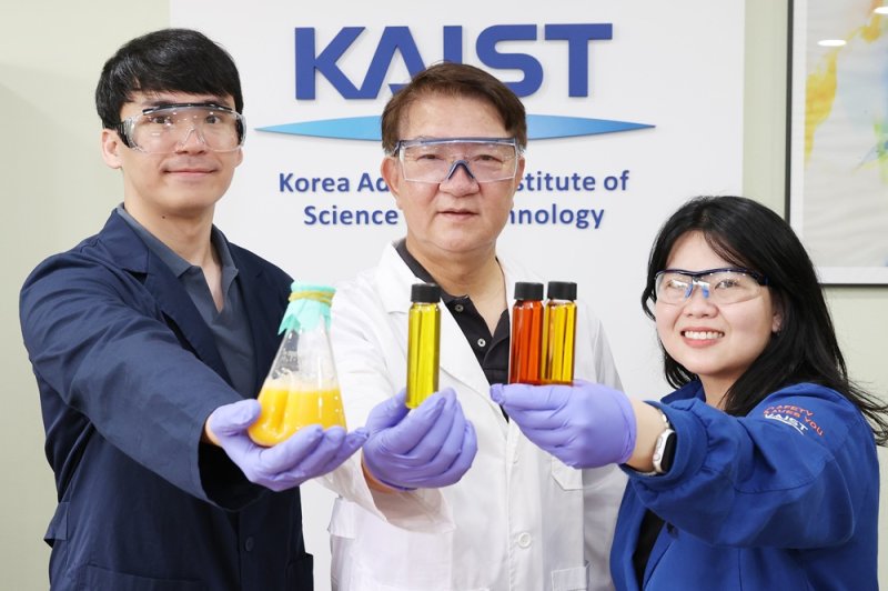 [대전=뉴시스] KAIST가 미생물 안전균주로 고효율의 무료 바카라 게임을 대량생산할 수 있는 기술을 확보했다. 사진은 (왼쪽부터)은현민 박사과정, 이상엽 특훈교수, 신디 박사.(사진=KAIST 제공) *재판매 및 DB 금지