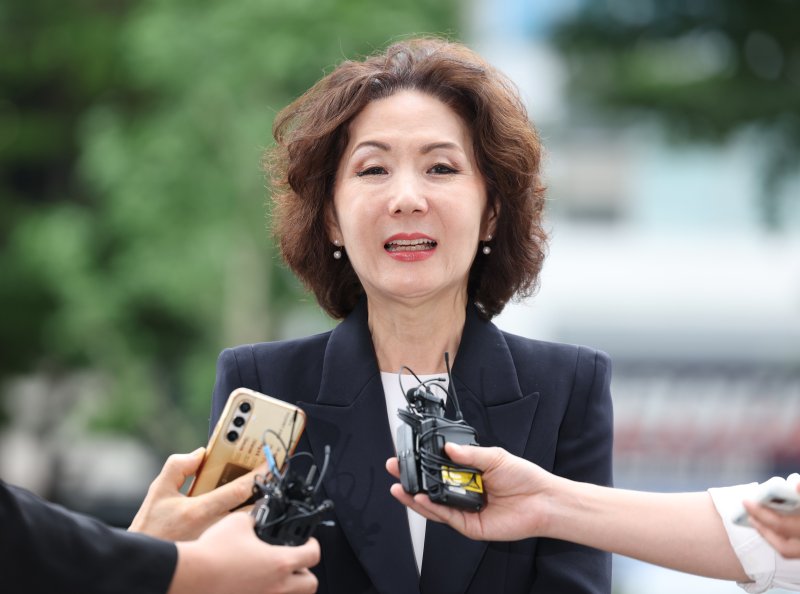 [서울=뉴시스] 김진아 기자 = 이진숙 사회부총리 겸 교육부 장관 바카라 온라인가 지난달 30일 오전 서울 여의도 한국교육시설안전원에 마련된 인사청문회 준비 사무실로 출근하던 중 취재진 질문에 답하고 있다. 2025.06.30. bluesoda@newsis.com