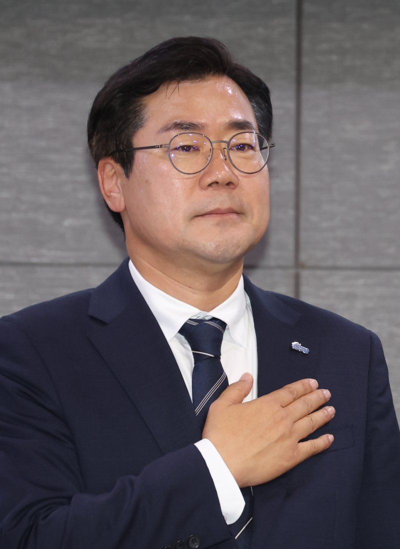 [서울=뉴시스] 고승민 기자 = 스피드 바카라 사이트 더불어민주당 대표 후보가 11일 서울 여의도 국회 의원회관에서 열린 서울·경기·인천 청년 간담회에서 국민의례를 하고 있다. 2025.07.11. kkssmm99@newsis.com