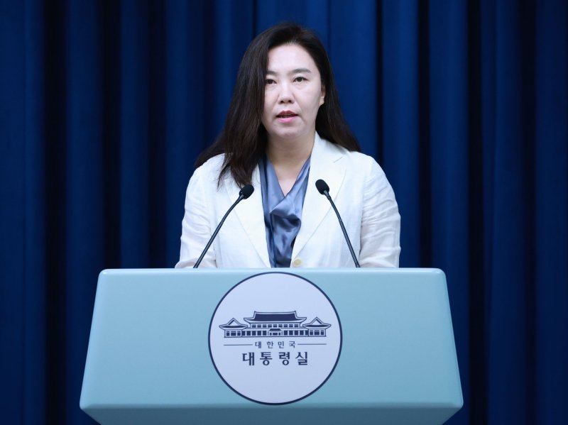 [서울=뉴시스] 고범준 기자 = 강유정 대변인이 13일 서울 용산 에볼루션 바카라사이트실 청사에서 에볼루션 바카라사이트 인선 관련 브리핑을 하고 있다. 2025.07.13. bjko@newsis.com