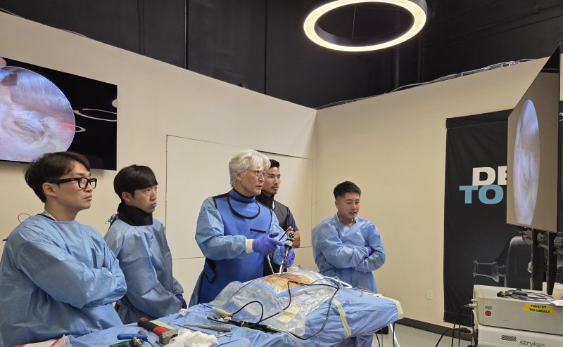 박철웅 대전우리병원 박사(가운데)가 미국 먹튀없는 바카라사이트 아톰카지노외과 의사들을 대상으로 양방향 내시경 수술 기법을 시연하고 있다.(대전우리병원 제공) /뉴스1