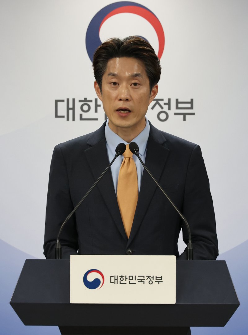 [서울=뉴시스] 김명원 기자 = 지난해 4월 25일 서울 종로구 정부서울청사에서 ‘생애주기에 따른 중소벤처 분야 규제개선 방안’ 발표를 하고 있는 노용석 중소벤처기업부 신임 에볼루션 바카라. 2025.07.13. kmx1105@newsis.com