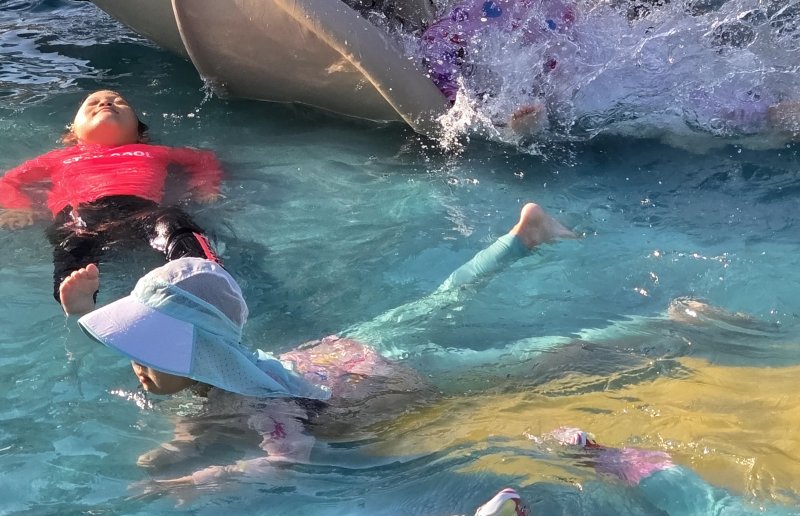 역대급 폭염이 지속되고 있는 13일 구미시 산동 물빛공원에 개장된 바카라사이트 정보에서 아이들이 수영을 하며 더위를 식히고 있다. 2025.7.13/바카라사이트 정보1 ⓒ News1 정우용 기자