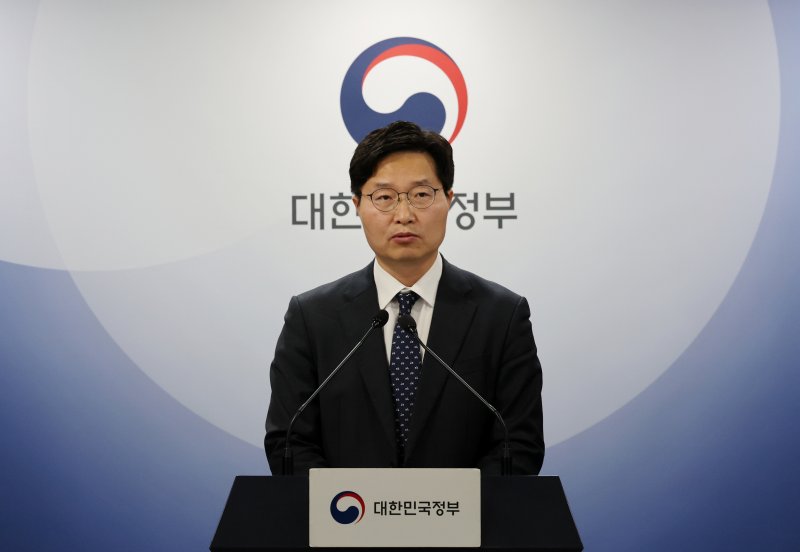 [서울=뉴시스] 배훈식 기자 = 구혁채 과학바카라사이트 소울카지노정보통신부 기획조정실장이 10일 오전 서울 종로구 정부서울청사에서 2025년 과학바카라사이트 소울카지노정보통신부 주요 정책방향 사전 브리핑을 하고 있다. 2025.01.10. dahora83@newsis.com