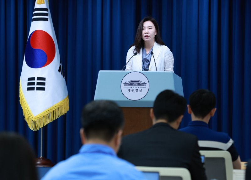 [서울=뉴시스] 고범준 기자 = 강유정 대변인이 13일 서울 용산 바카라 사이트 추천디시 청사에서 바카라 사이트 추천디시 인선 관련 브리핑을 하고 있다. 2025.07.13. bjko@newsis.com