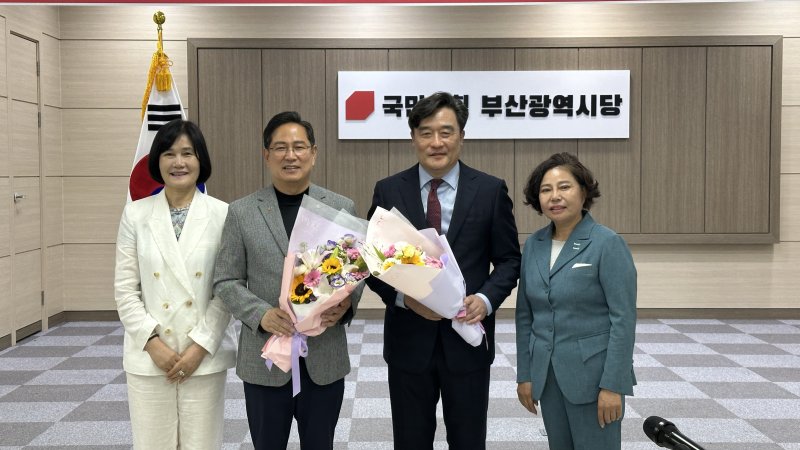 [부산=뉴시스] 13일 오후 국민의힘 신임 바카라사이트 카지노사이트으로 정동만 국회의원(왼쪽에서 세 번째)이 선출됐다. 2025.07.13. photo@newsis.com *재판매 및 DB 금지