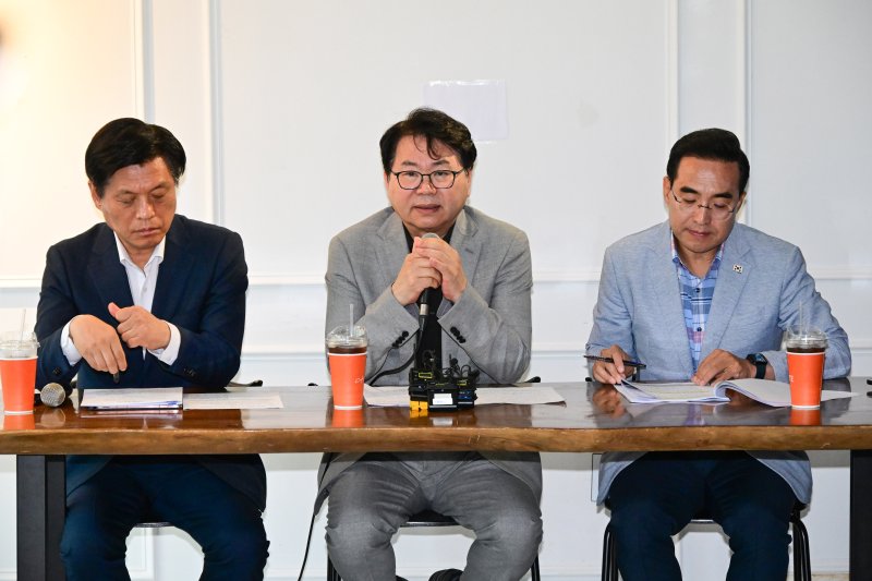 조승래 2025 바카라사이트기획위원회 대변인, 이한주 2025 바카라사이트 위원장, 박홍근 2025 바카라사이트 기획분과장(왼쪽부터)이 13일 서울 종로구 자하문로 한 카페에서 열린 출입기자 간담회에서 발언하고 있다. 뉴시스