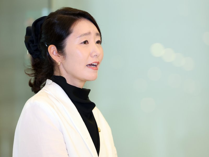 해외 바카라사이트 여성가족부 장관 후보자가 지난 6월 26일 오후 서울 종로구 이마빌딩에 마련된 인사청문회 사무실로 출근하며 소감을 밝히고 있다. 2025.6.26/해외 바카라사이트1 ⓒ News1 황기선 기자