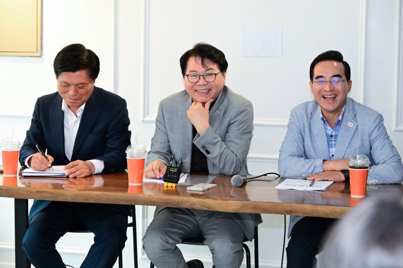 이한주 국정기획위원회 위원장이 13일 서울 종로구 메이저 바카라사이트 장난감서울청사 창성동 별관 인근 카페에서 열린 기자간담회에서 취재진 질의를 들으며 미소 짓고 있다. (공동취재) 2025.7.13/뉴스1 ⓒ News1 김성진 기자