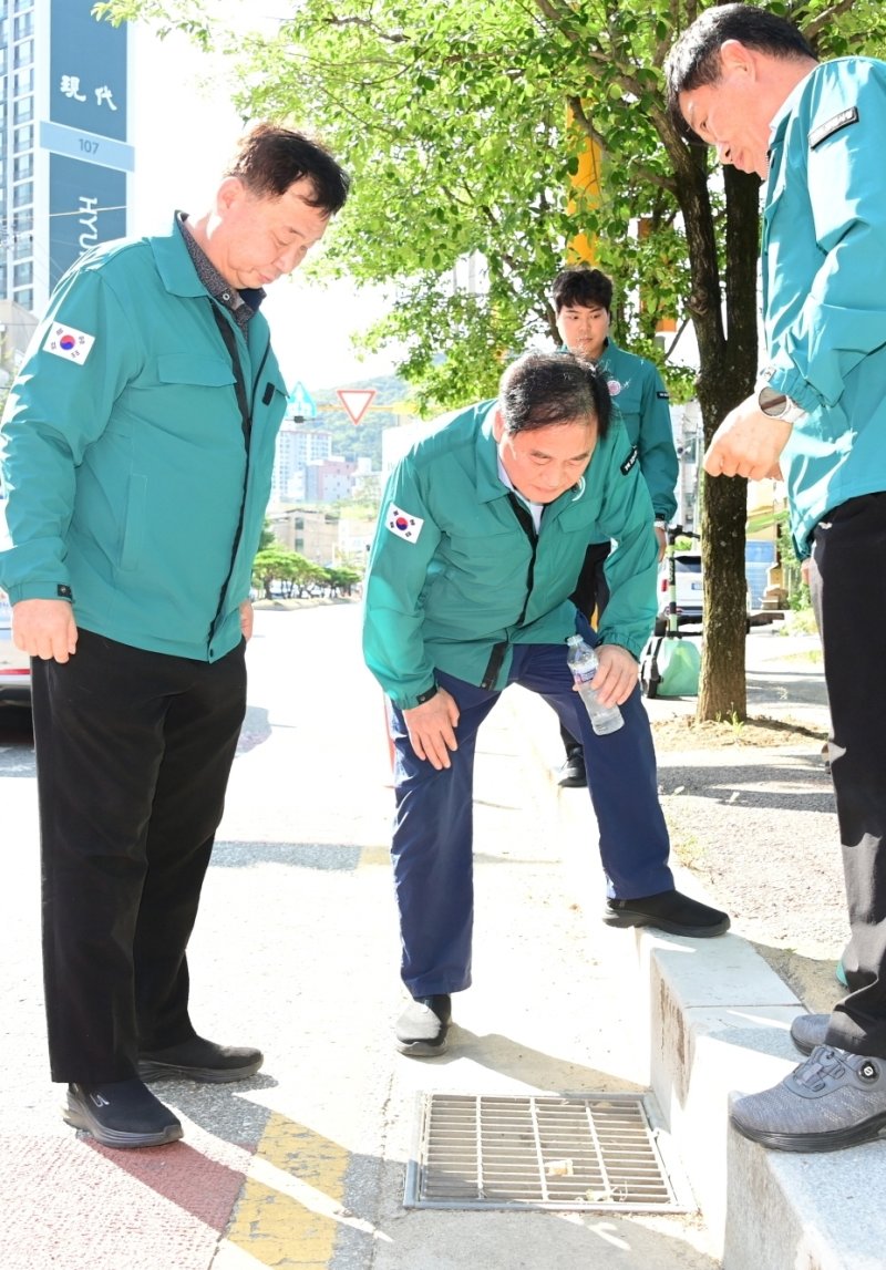 배낙호 바카라사이트장이 지난 11일 재난 취약지역에 대한 현장점검을 하고 있다. (바카라사이트 제공. 재판매 및 DB금지)/바카라사이트1