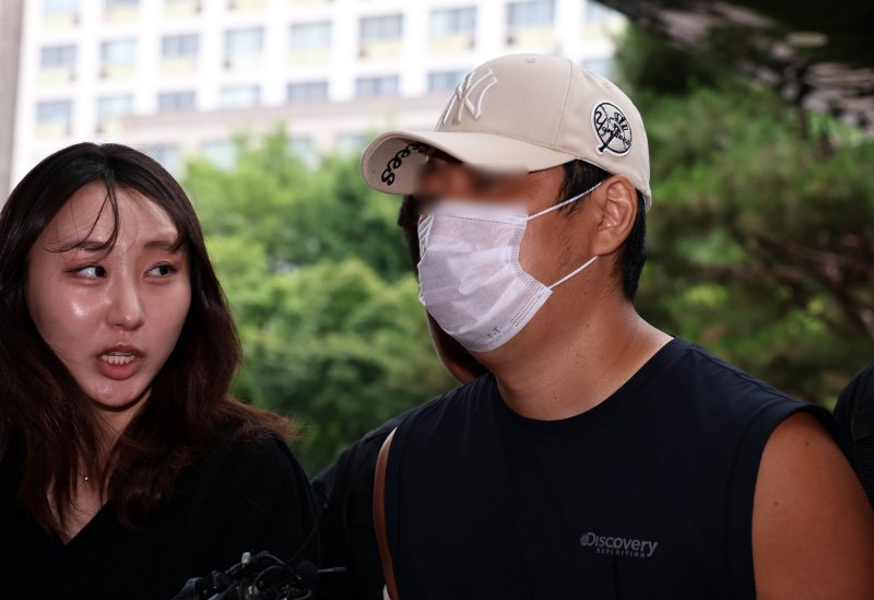 부모와 형 등 자신의 가족 3명을 살해한 바카라사이트 카지노판 남성 A씨가 13일 오후 경기 부천시 인천지방법원 부천지원에서 열린 구속 전 피의자 심문(영장실질심사)에 출석하고 있다. 2025.7.13/바카라사이트 카지노판1 ⓒ News1 구윤성 기자