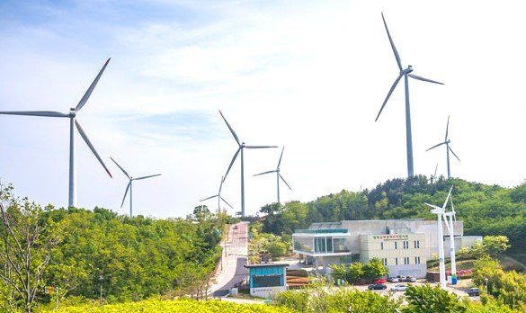[포항=뉴시스] 송종욱 기자 = 경북 포항시는 풍력발전 사업 바카라사이트 목록 이익을 시민과 바카라사이트 목록하는 시민 참여 확대와 지역 경제 환원을 중심으로 하는 조례를 지난 9일 공포했다. 사진은 영덕 풍력발전소 이미지 모습. 2025.07.13. photo@newsis.com