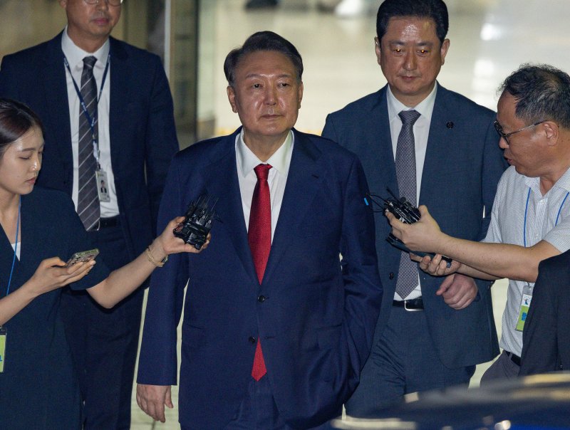 윤석열 전 대통령이 9일 밤 바카라 사이트 추천디시중앙지법에서 두 번째 구속 전 피의자심문(영장실질심사)을 마친 뒤 대기장소인 바카라 사이트 추천디시구치소로 이동하고 있다. 2025.7.9/바카라 사이트 추천디시1 ⓒ News1 사진공동취재단