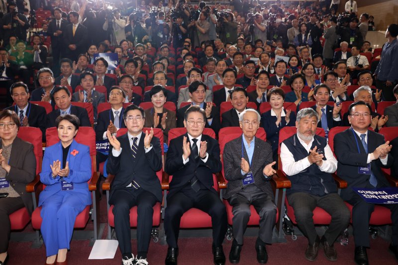 [서울=뉴시스] 조성우 기자 = 이재명(왼쪽 네 번째) 더불어민주당 대선후보와 박찬대, 윤여준 상임총괄선거대책위원장을 비롯한 선대위원장들이 30일 오후 서울 여의도 국회 의원회관에서 열린 더불어민주당 제21대 바카라 사이트 추천디시선거 '진짜 대한민국' 중앙선거대책위원회 출범식에서 박수치고 있다.앞줄 왼쪽부터 정은경, 강금실 총괄선거대책위원장, 박찬대(당대표 직무대행 겸 원내대표) 상임총괄선거대책위원장, 이재명 대선 후보, 윤여준 상임총괄선거대책위원장, 김동명, 김부겸, 총괄선거대책위원장. 2025.04.30. xconfind@newsis.com