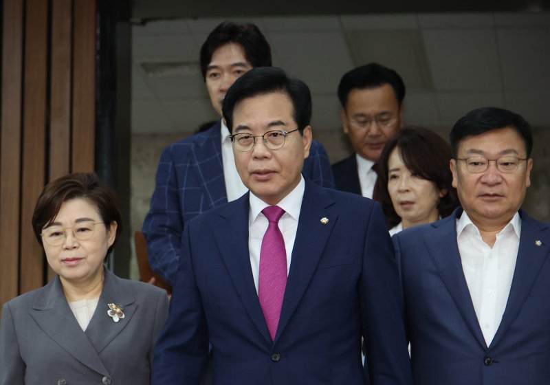 [서울=뉴시스] 김금보 기자 = 송언석 국민의힘 비상대책위원장 겸 원내대표가 11일 서울 여의도 국회에서 열린 원내대책회의에 참석하고 있다. 2025.07.11. kgb@newsis.com