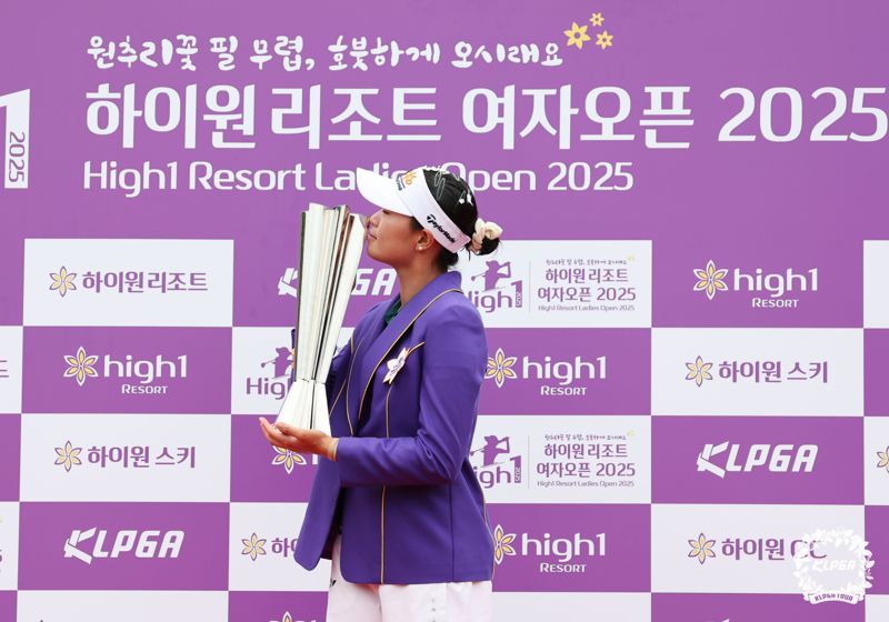 13일 강원도 정선에서 열린 2025 바카라사이트 캡틴리조트 오픈에서 바카라사이트 캡틴이 우승 트로피에 입을 맞추고 있다. KLPGA 제공