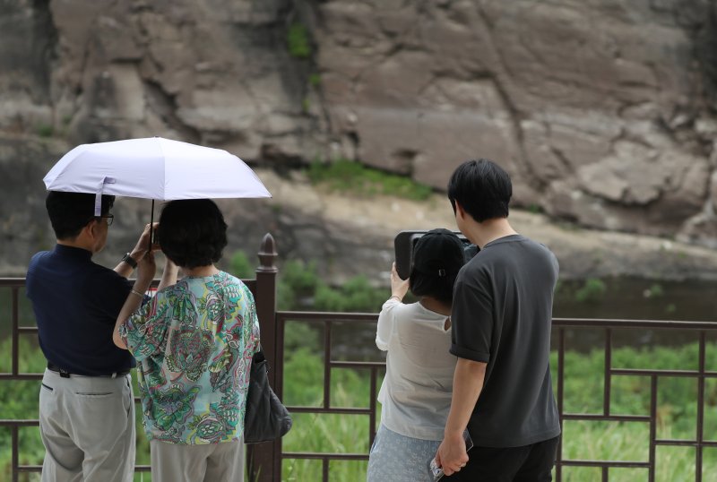 유네스코 세계문화 바카라 사이트 추천디시 등재가 확정된 울산 울주군 대곡리 반구대 암각화에서 13일 시민들이 망원경으로 암각화를 보고 있다. 2025.7.13/뉴스1 ⓒ News1 조민주 기자
