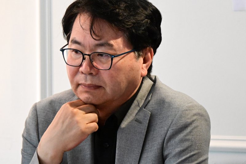이한주 바카라사이트 비타임기획위원회 위원장이 13일 서울 종로구 바카라사이트 비타임서울청사 창성동 별관 인근 카페에서 열린 기자간담회에서 취재진의 질문을 들으며 생각에 잠겨 있다. 뉴스 1