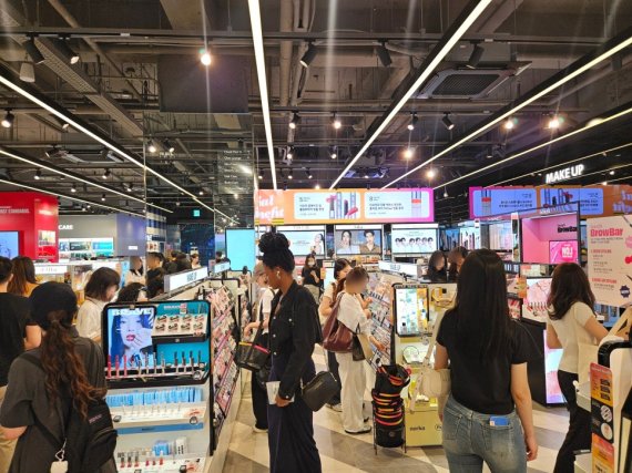 [르포] K뷰티 새바람...명동 로드숍은 퇴장, 성수 '뉴로드숍'이 이끈다